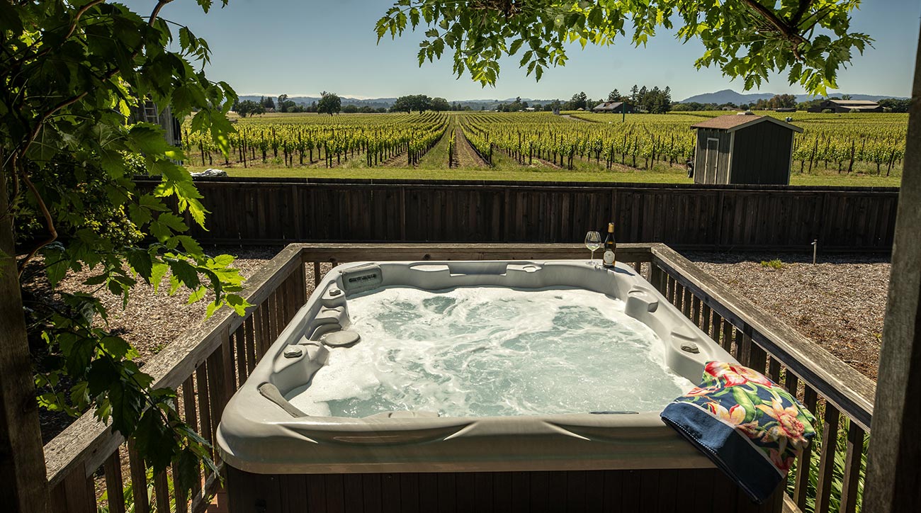Cropped-Hot-Tub,-Pinot-Cottage—Benovia