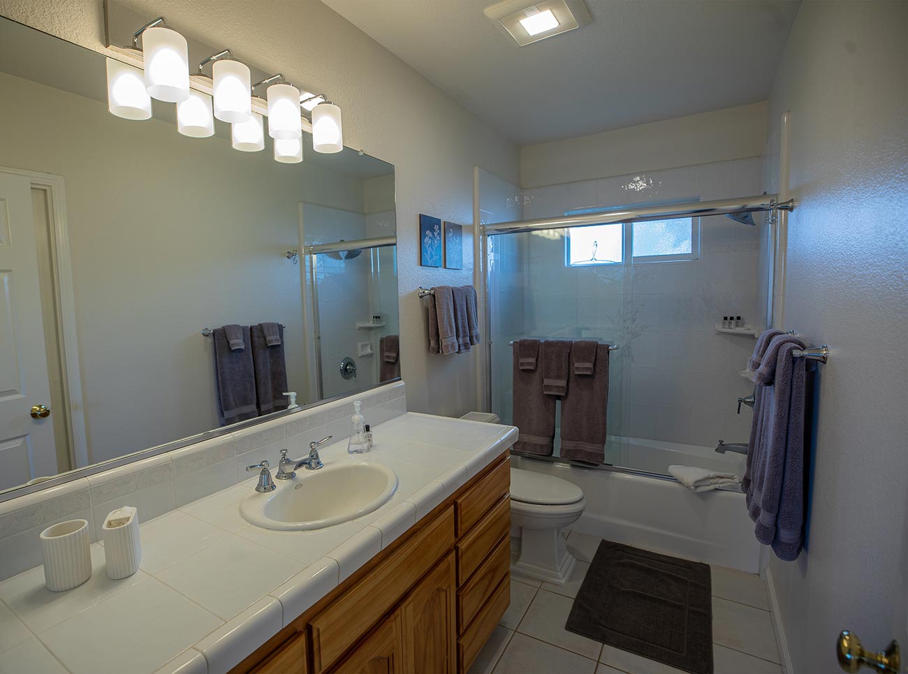 Full-Bathroom-Between-2nd-and-3rd-Bedrooms,-Chardonnay-Cottage,-Benovia