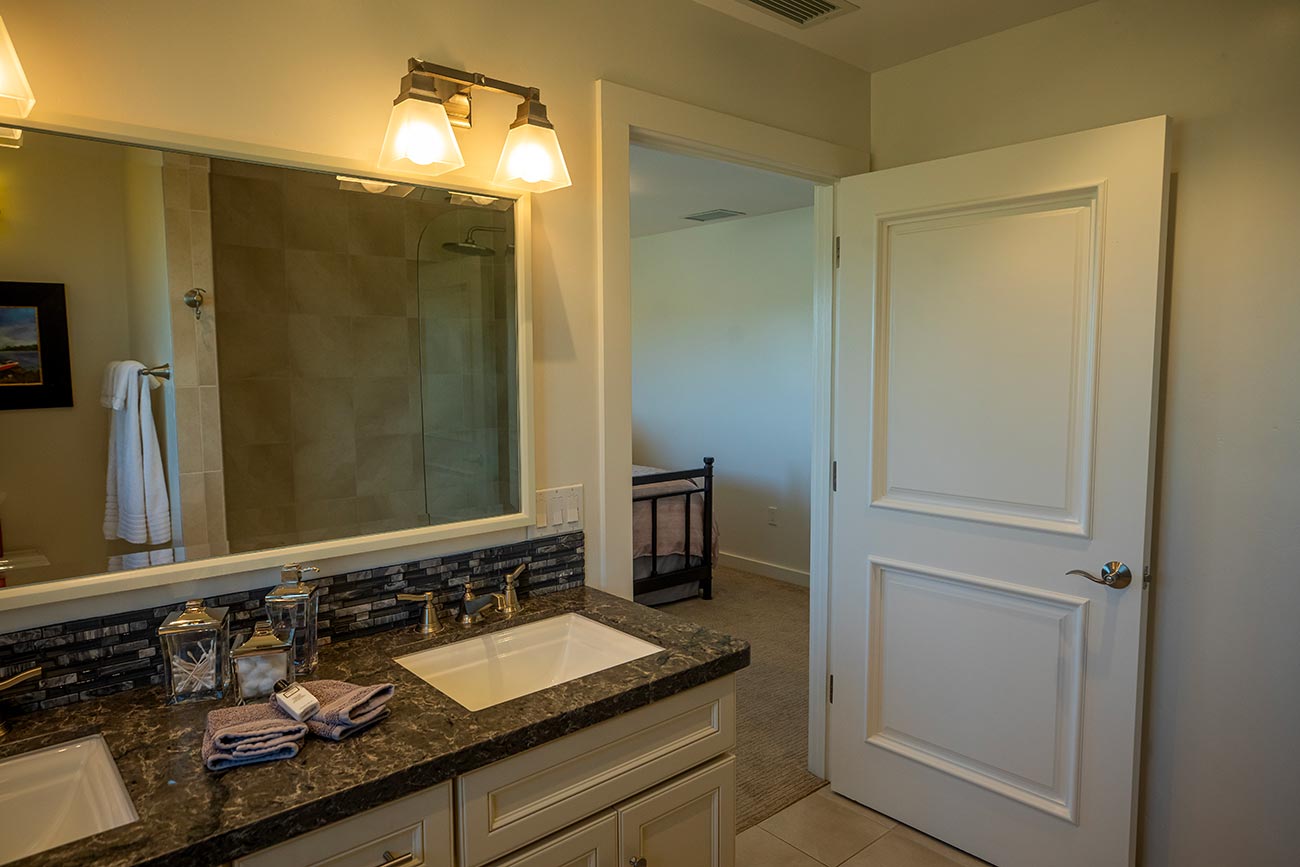 Full-Private-Bathroom-Attached-to-1st-Bedroom,-Pinot-Cottage,-Benovia