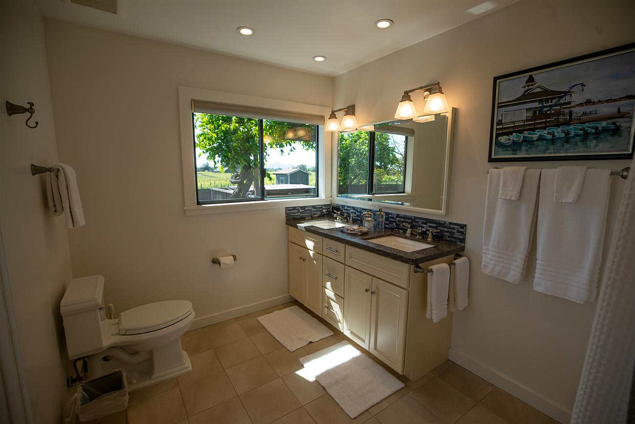 Full-Private-Bathroom-Attached-to-2nd-Bedroom,-Pinot-Cottage,-Benovia