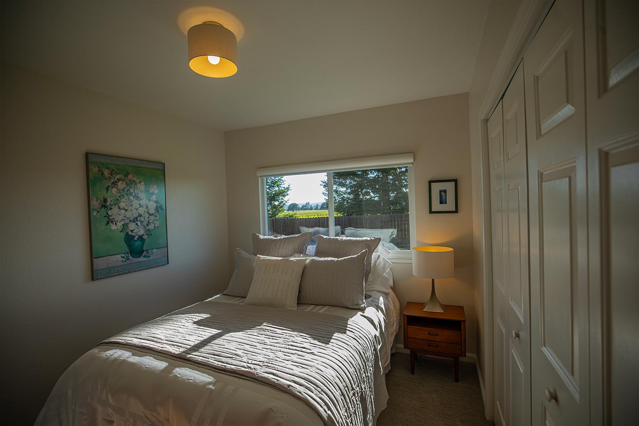 Second-Bedroom,-Chardonnay-Cottage,-Benovia