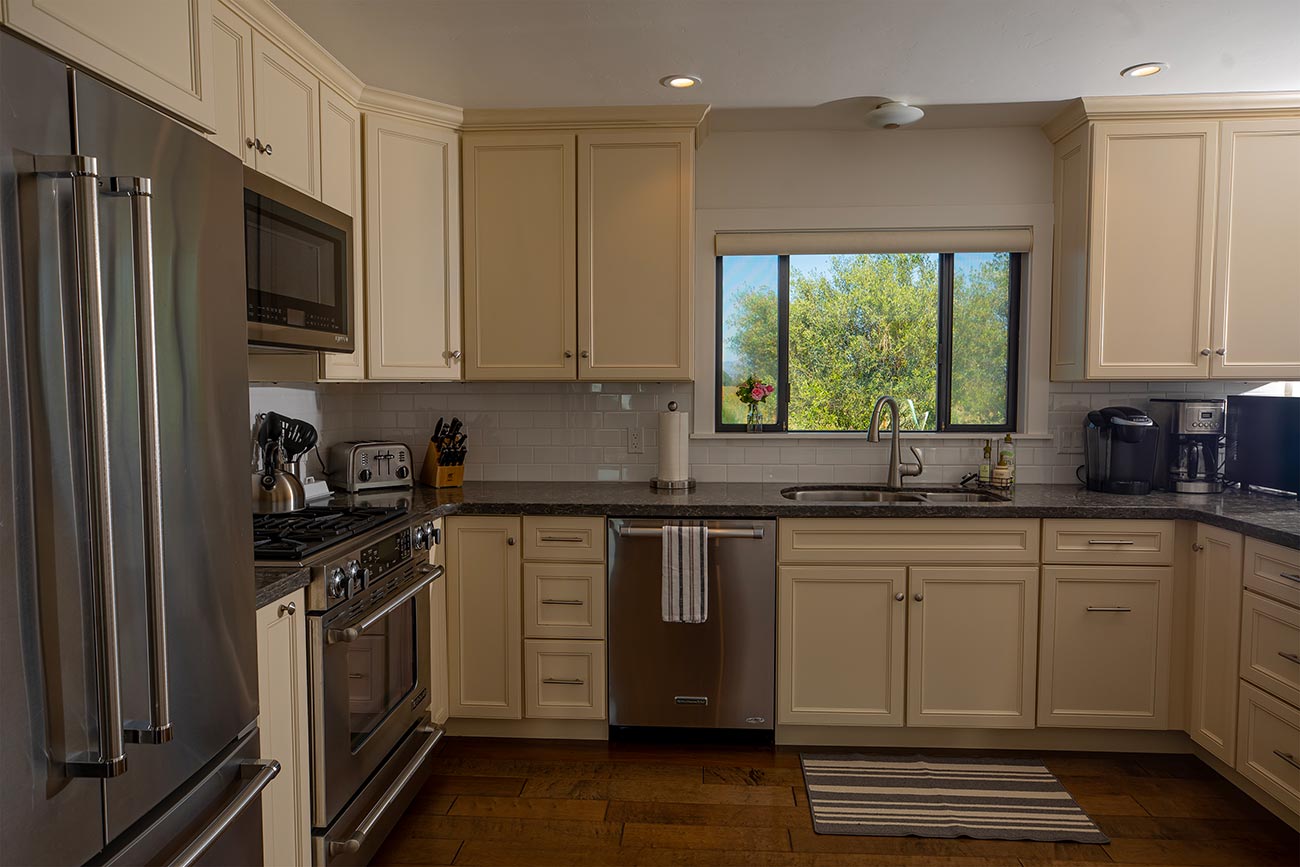 Wide-Shot,-Kitchen,-Pinot-Cottage,-Benovia