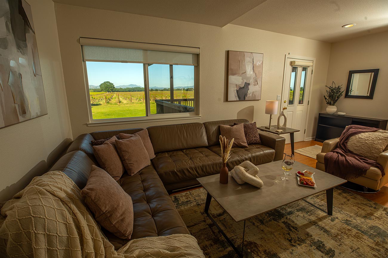 Wide-Shot,-Living-Room,-Chardonnay-Cottage,-Benovia